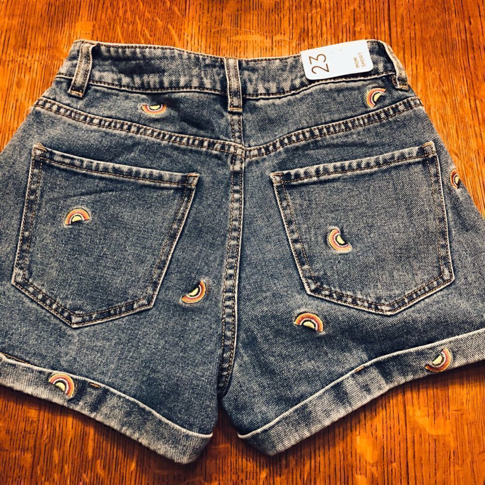 NWT Pacsun Rainbow Embroidered Mom Shorts Size 23 - Picture 5 of 6